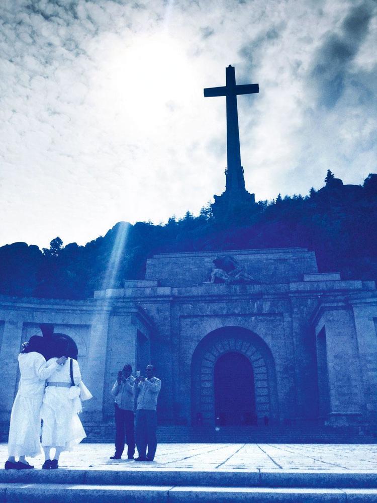 In de Vallei van de Gevallenen. 'Wie aan het graf van Franco raakt, raakt ook aan de katholieke kerk in Spanje.'