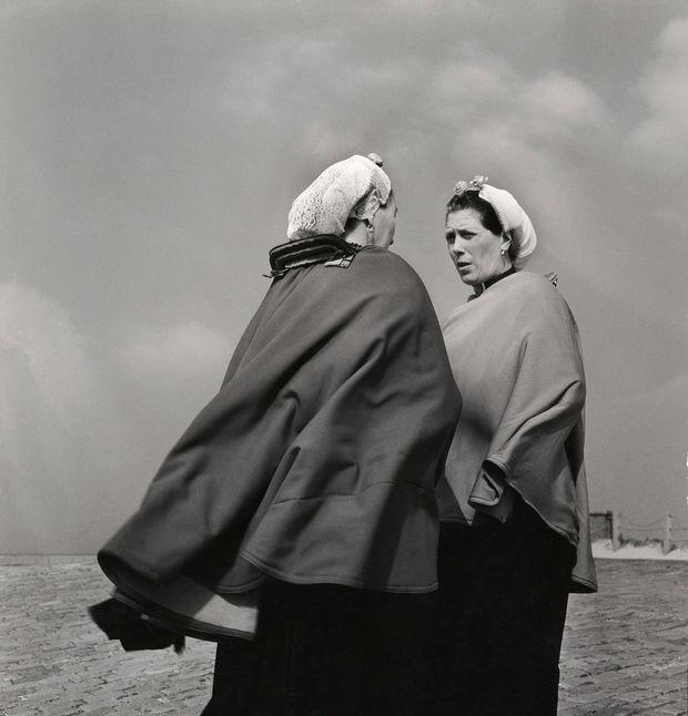 Vrouwen in zondagse kledingdracht, Scheveningen (ca. 1958)