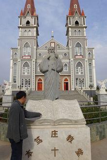 In Qianjin staat de grote St-Benedictuskerk in volle glorie.