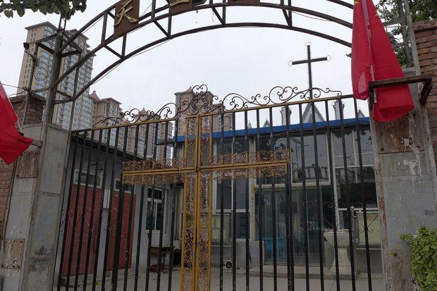 Het ondergrondse kerkje in Qi Guo Cheng bij Zhending: gesloten tot zes uur.