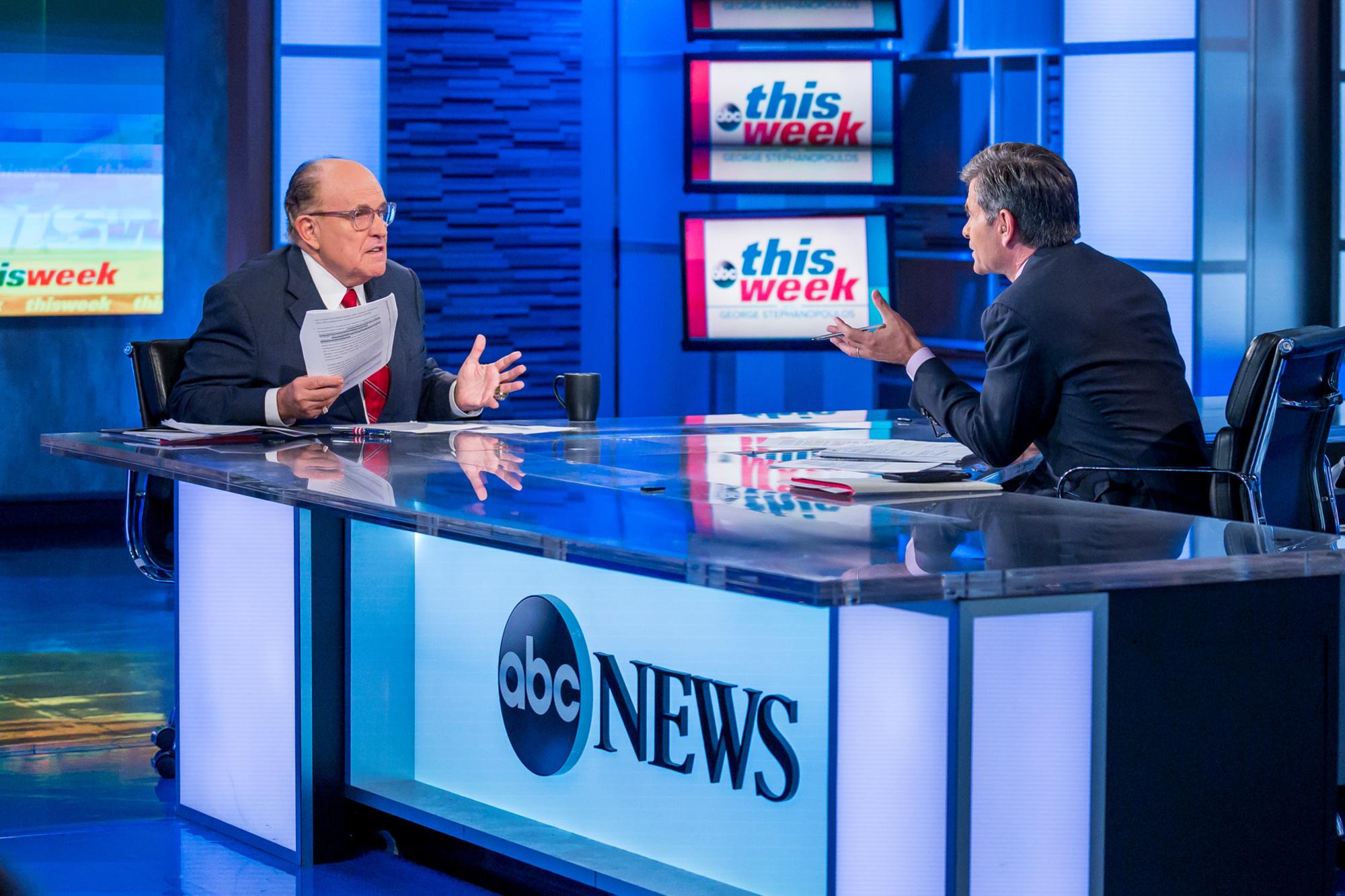 Rudy Giuliani in de studio van ABC News, een van zijn vele tv-optredens in de afgelopen weken.