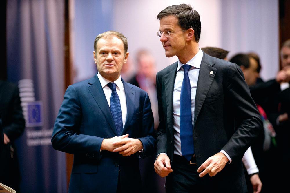 Rutte (met Donald Tusk) kwam er in 2016 achter dat hij in Brussel meer bereikte door mee te praten dan nee te zeggen.