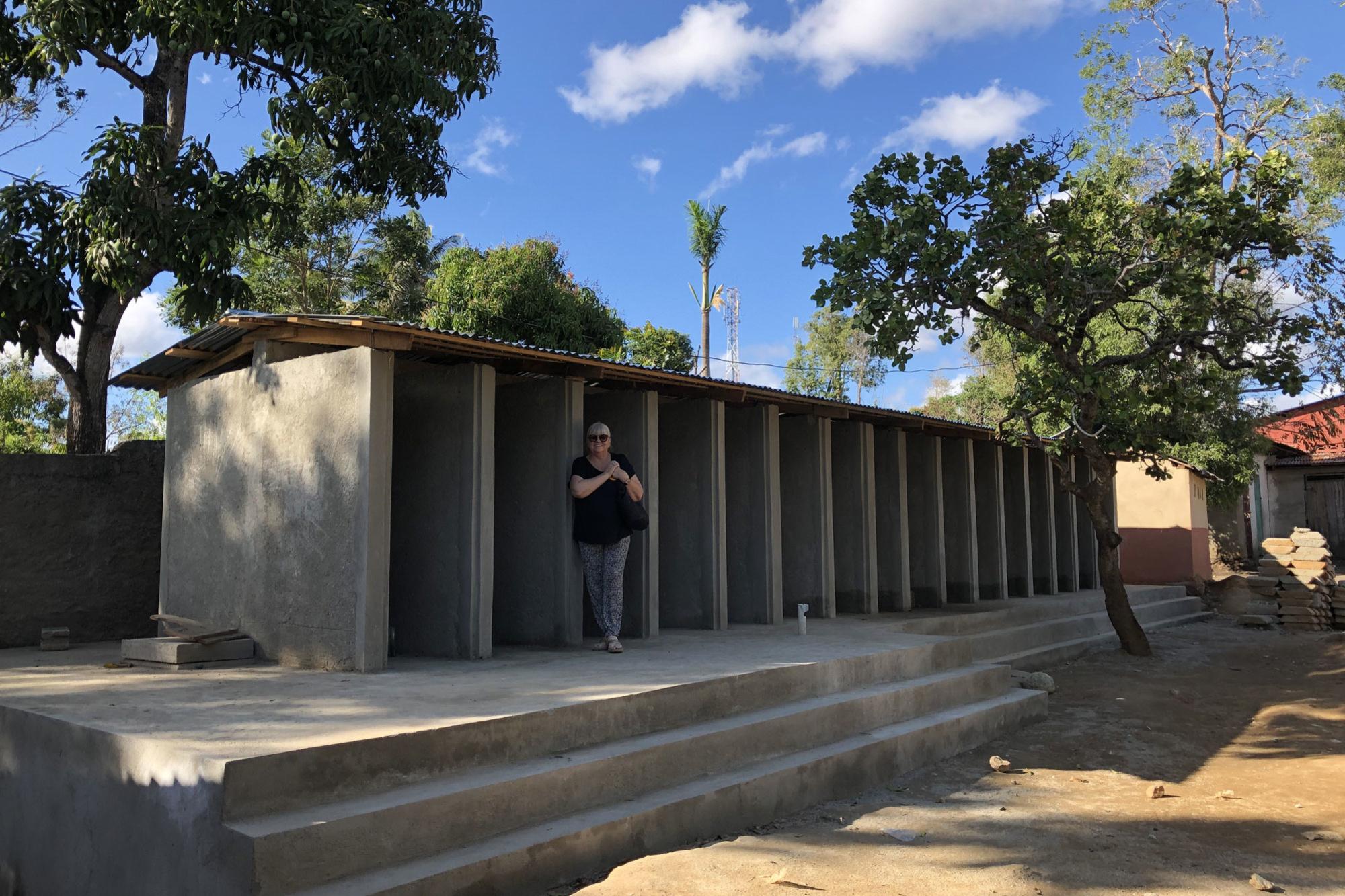 De nog onafgewerkte hurktoiletten voor Haïtiaanse schoolkinderen die door Cunina worden gebouwd.