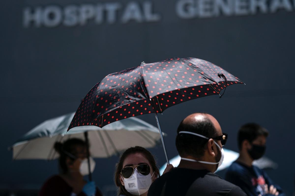Familieleden wachten op nieuws van coronazieken buiten een ziekenhuis in de stad Tijuana, 15 mei 2020