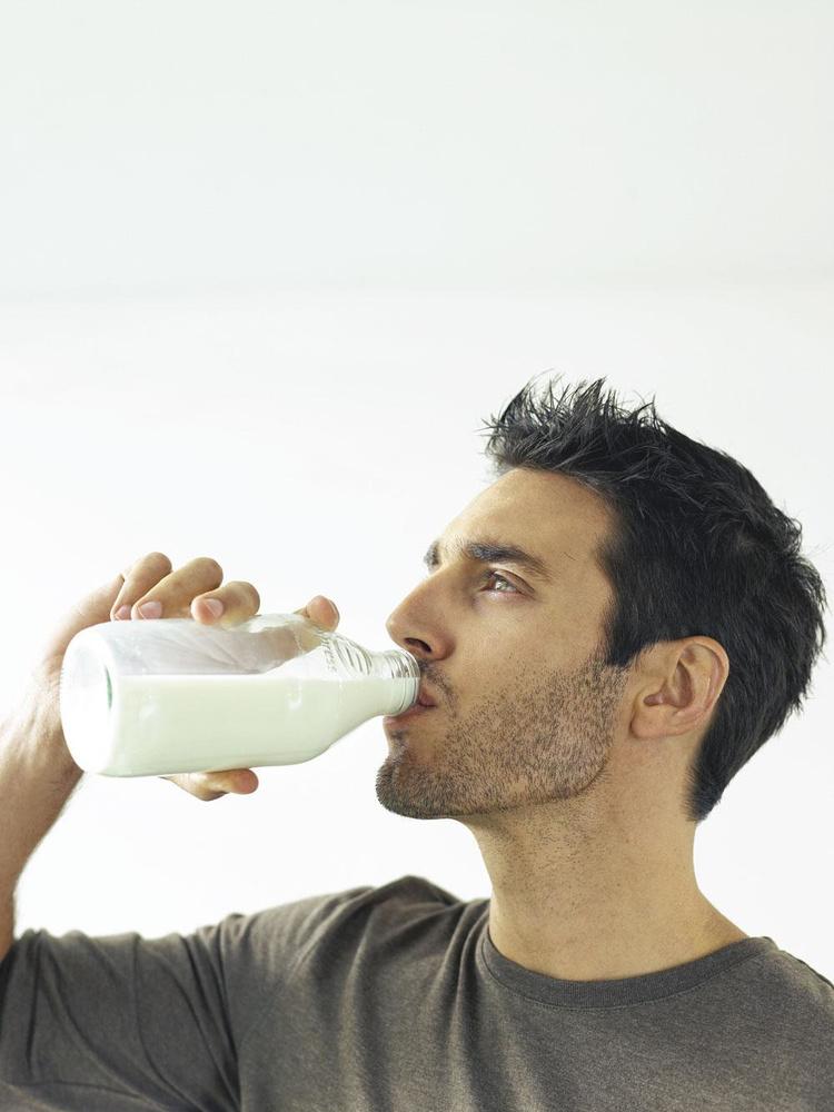 Probeer te ondervinden hoeveel melkproducten je nog verdraagt. Ga liever doseren dan schrappen, want melkproducten zijn uiteraard een bron van nuttige eiwitten, vitaminen en mineralen.