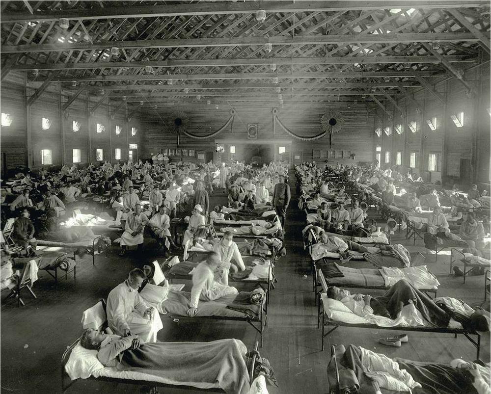 Noodhospitaal in het opleidingskamp Funston in Kansas waar het griepvirus voor het eerst de kop opsteekt in januari 1918.