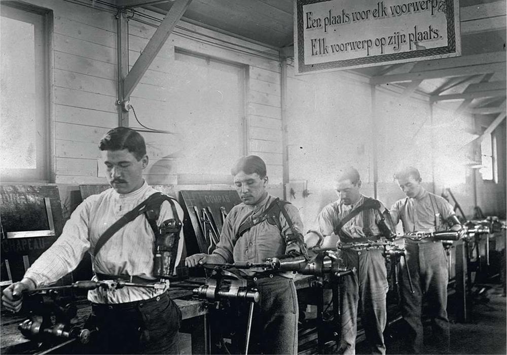 In de Belgische militaire vakschool in Port-Villez leren verminkte soldaten een nieuw beroep aan.