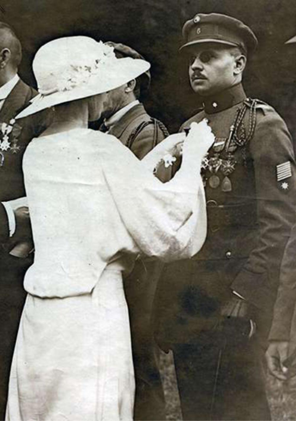 Koningin Elisabeth decoreert een oorlogsblinde die sinds oktober 1919 in het Oorlogsblinden gesticht in Bosvoorde verbleef.