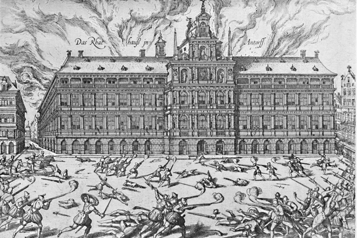 Het Antwerpse stadhuis tijdens de Spaanse Furie door Frans Hogenberg.