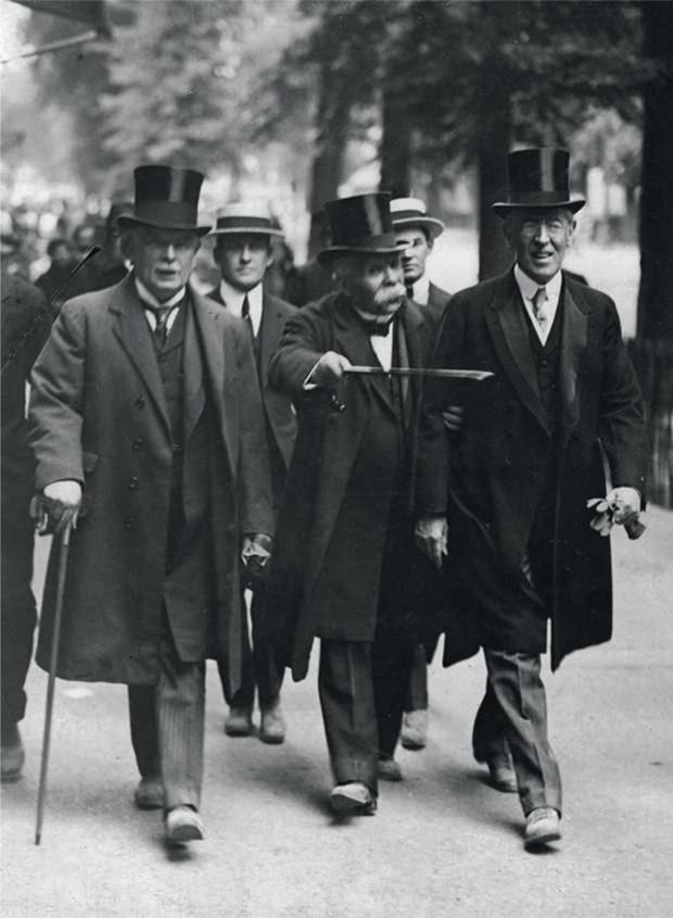Bij de Vredesconferentie van Versailles domineren drie mannen de besprekingen: de Britse premier Lloyd George (links), de Franse regeringsleider Clemenceau (midden) en de Amerikaanse president Wilson (rechts).