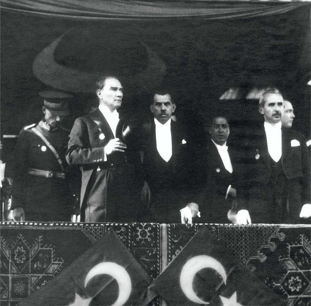 Mustafa Kemal (tweede van links) - Ataturk of vader van de Turken - start na de oorlog een militaire opstand vanuit Ankara. Hij slaagt erin om het regime van de sultan omver te werpen en roept in oktober 1923 de Turkse republiek uit.