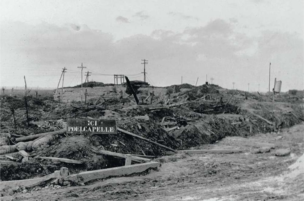De overblijfselen van de dorpskern van Poelkapelle. In 1920 krijgt een aannemer de opdracht om het hele gebied gewoon te nivelleren.