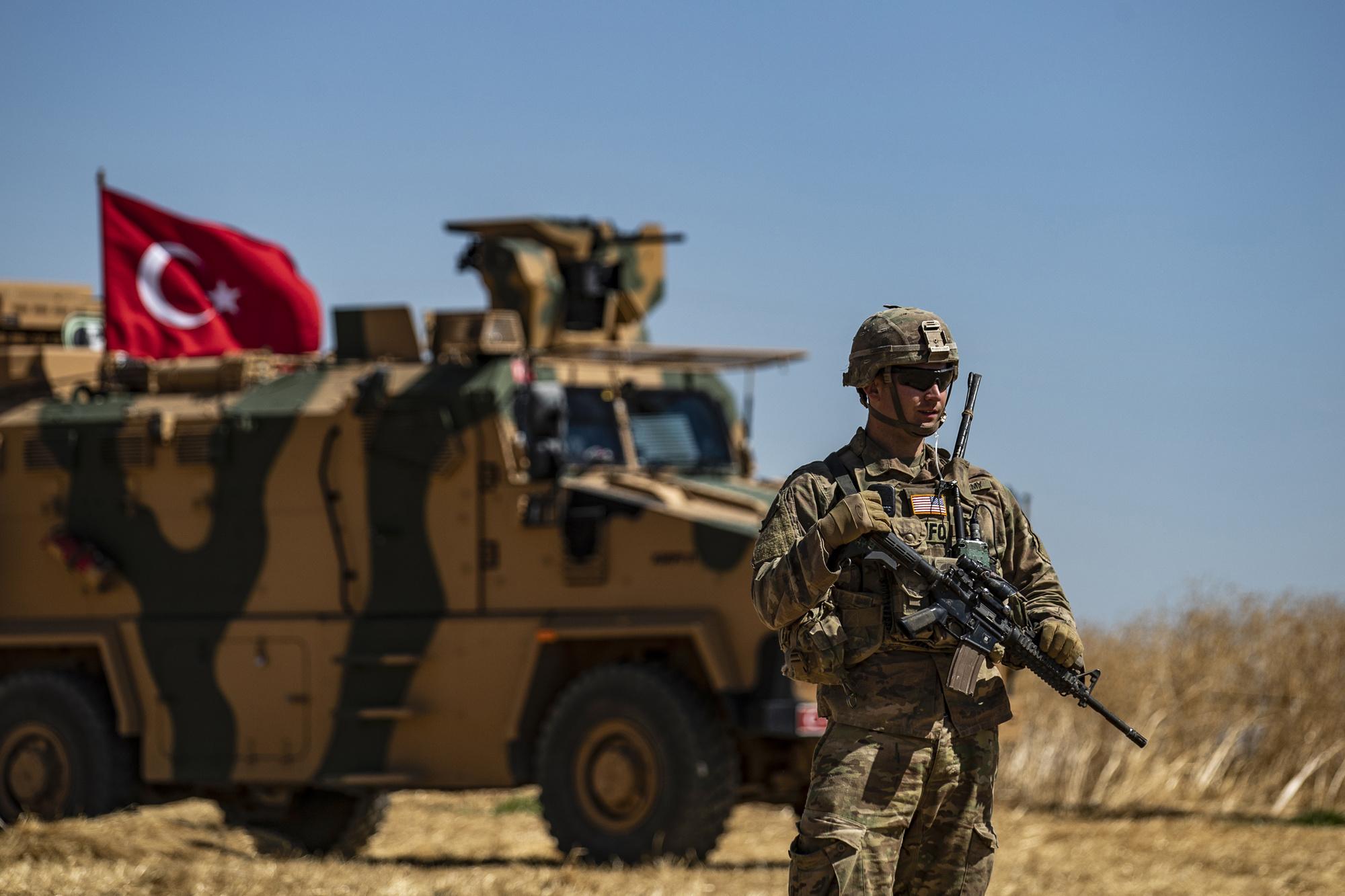 Een Amerikaanse soldaat patrouilleert samen met Turkse troepen in Tal Abyad, 8 september 2019.