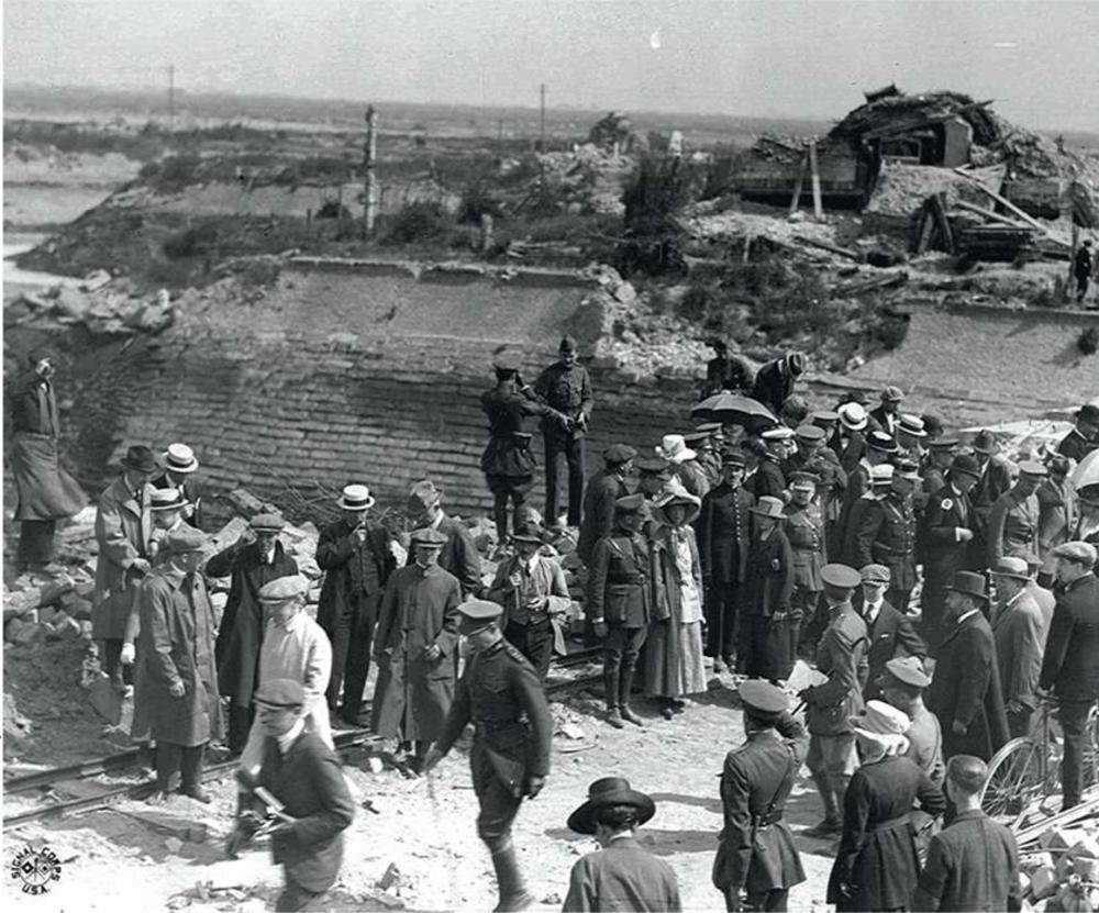Op uitnodiging van de Belgische koning Albert brengt de Amerikaanse president Woodrow Wilson een bezoek aan de slagvelden van weleer. Hier lopen ze door de ruïnes van Nieuwpoort.