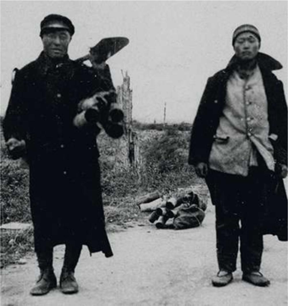 Bij de opruiming van het slagveld zet het Belgisch leger ook zo'n 12.000 Chinese arbeidskrachten in. Deze 'Chings' genieten een slechte reputatie bij de lokale bevolking.