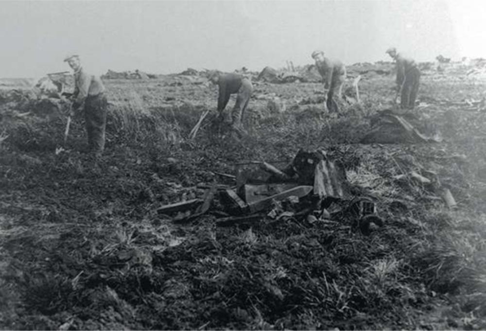 Arbeiders bezig met het effenen van een loopgraaf, 1920. De Boerenbond heeft een grote rol gespeeld bij de ingebruikname van landbouwgronden.