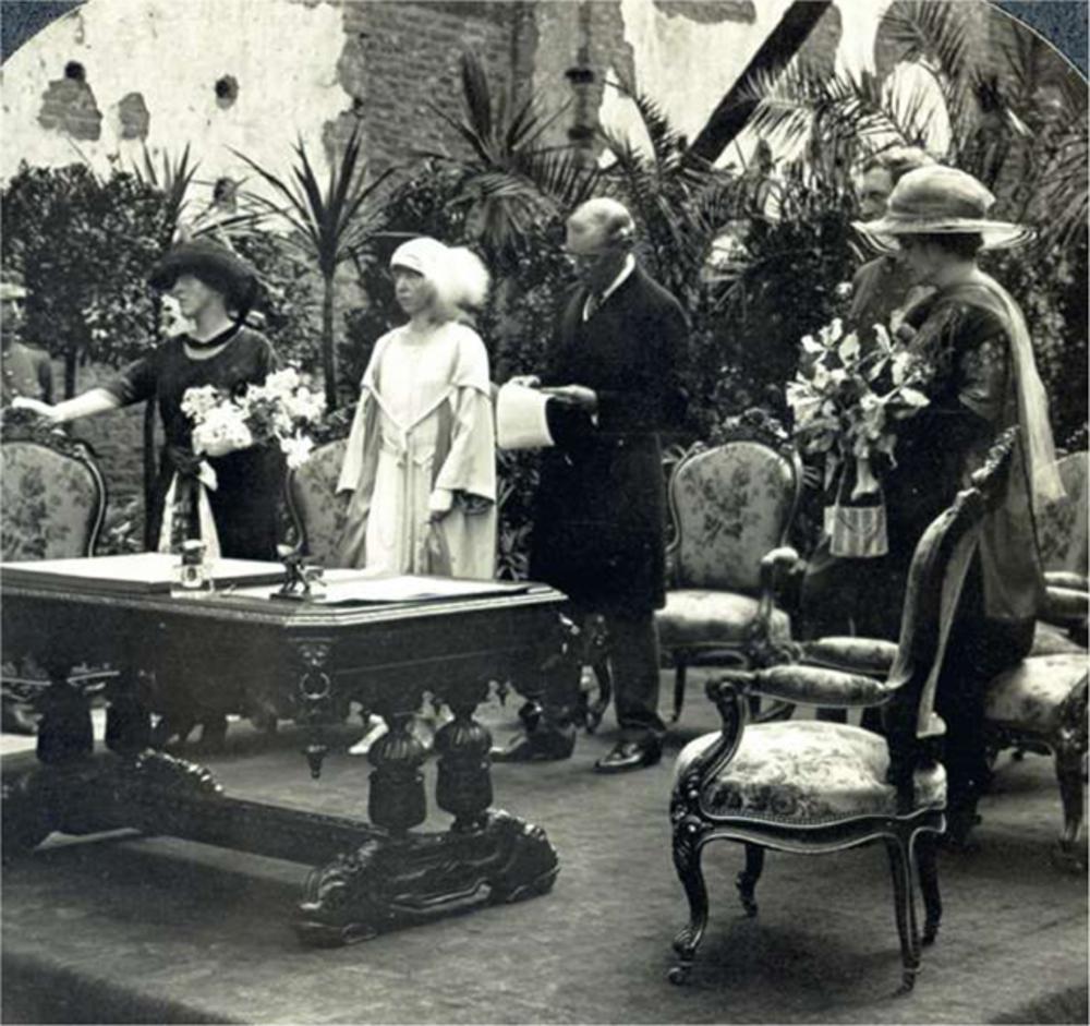 In aanwezigheid van het Belgisch koningspaar houdt de Amerikaanse president Wilson een toespraak tussen de overblijfselen van de Leuvense universiteitsbibliotheek, 1919.