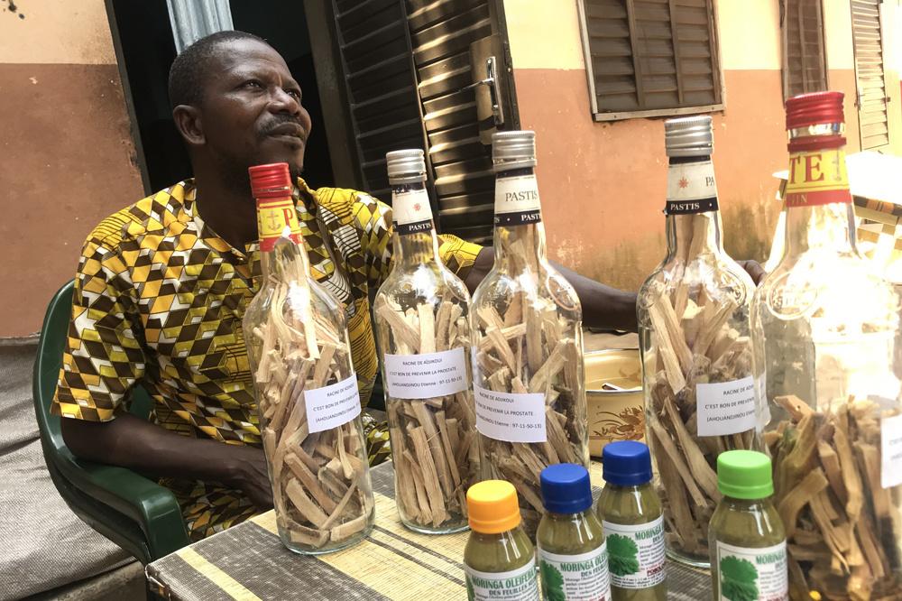 De moderne genezer-magier, Etienne Ahouandjinou, produceert zijn eigen medicijnen. Hij heeft een lapje grond buiten Parakou, Benin, waar hij medicinale kruiden en planten verbouwt.