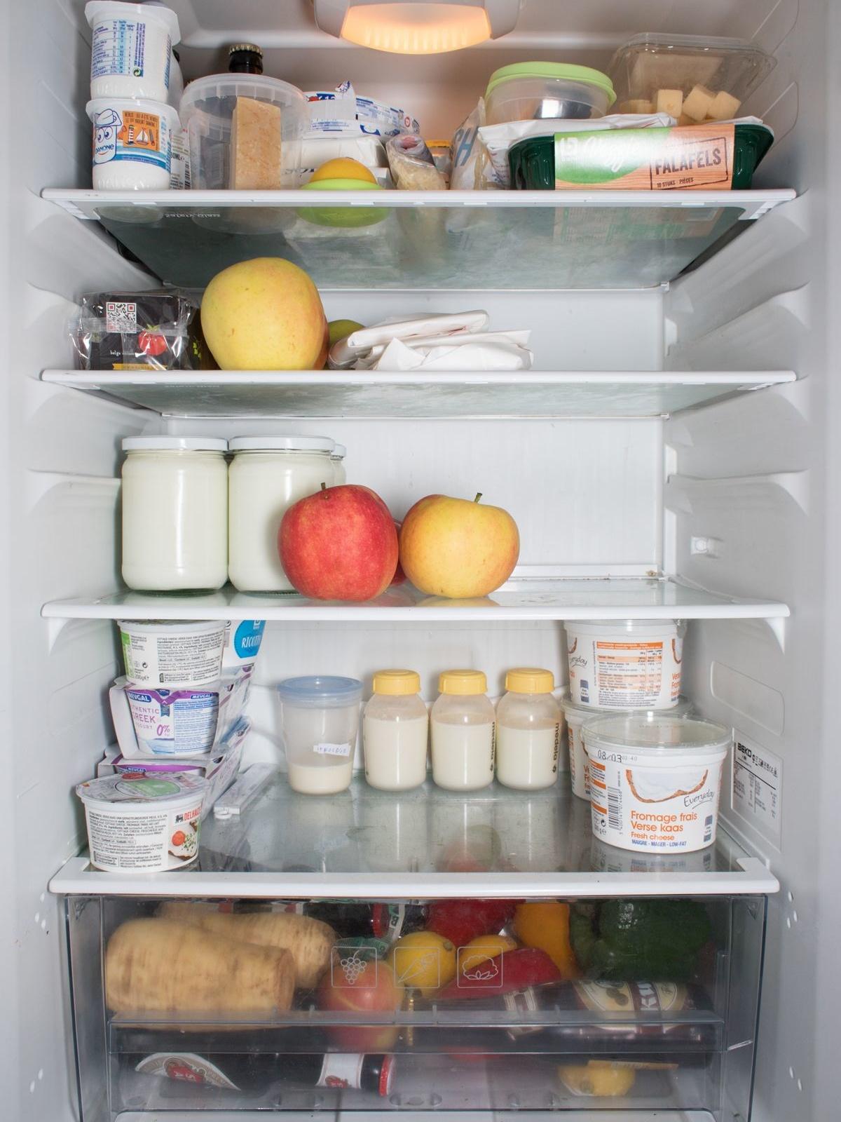De koelkast van een gezin van drie personen