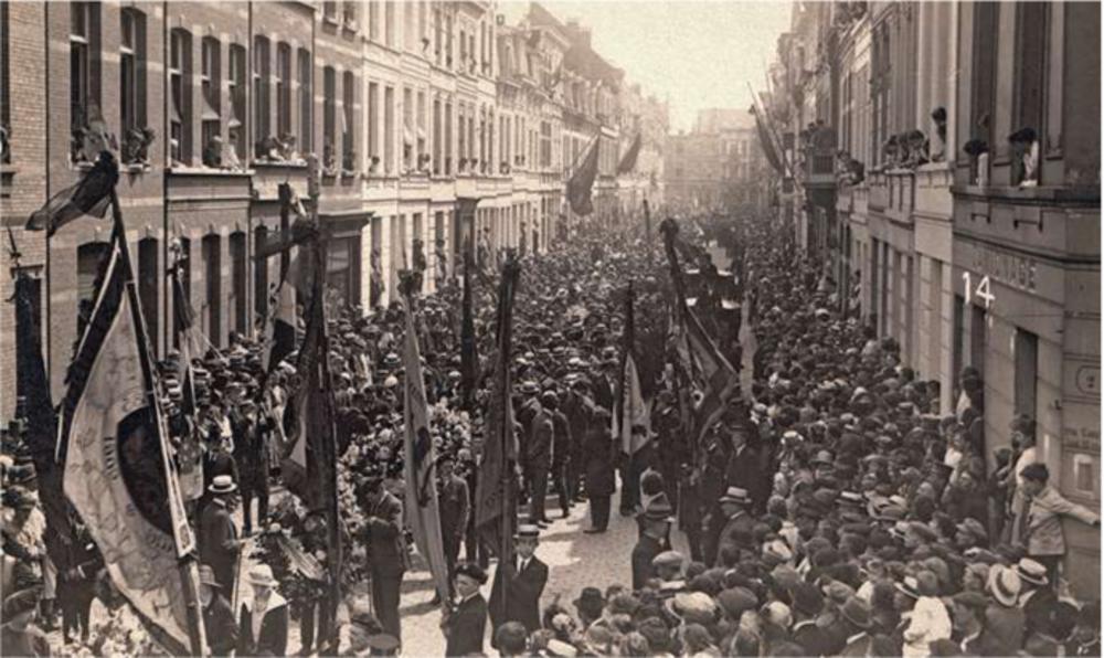 Massale opkomst voor de begrafenis van Herman Van den Reeck, de student die tijdens de Guldensporenviering van 11 juli 1920 dodelijk getroffen werd door politiekogels.