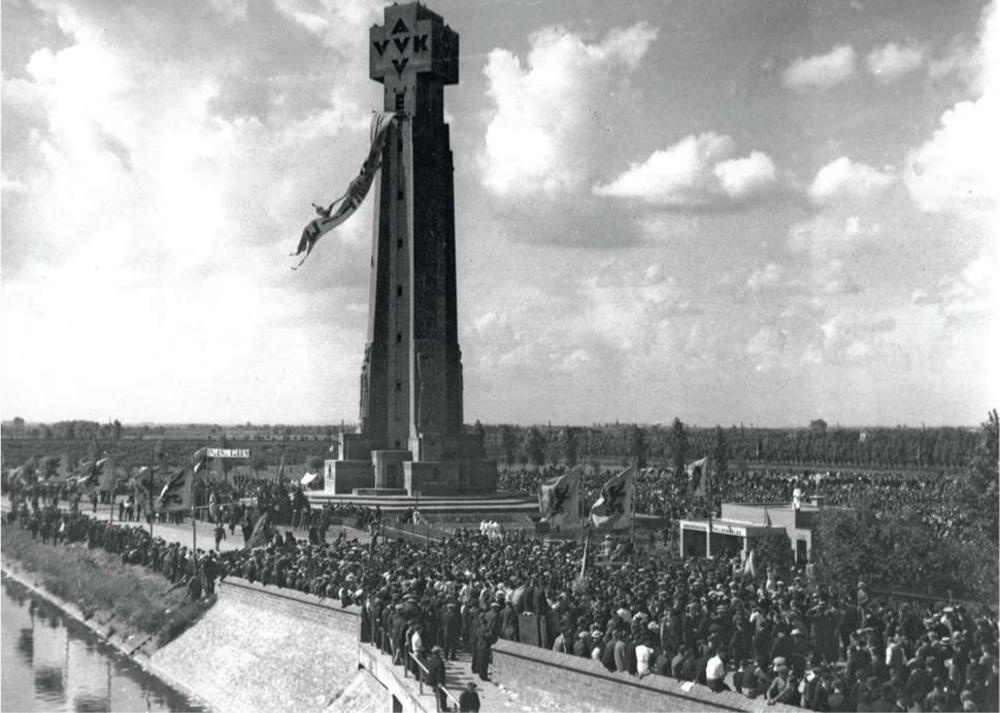 Inhuldiging van de IJzertoren, 24 augustus 1930. De IJzertoren is een katholiek Vlaams symbool (AVV-VVK - Alles Voor Vlaanderen, Vlaanderen voor Kristus) dat elk jaar meer bedevaarders zal trekken.
