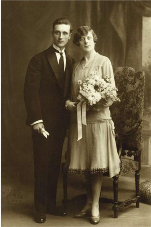 Huwelijksportret, ca. 1918. Het familieleven heeft tijdens de oorlog zwaar onder druk gestaan. Maar na 1918 stichten mensen weer massaal traditionele gezinnen. Van 24.000 huwelijken in 1915 gaat het naar bijna 100.000 in 1919.