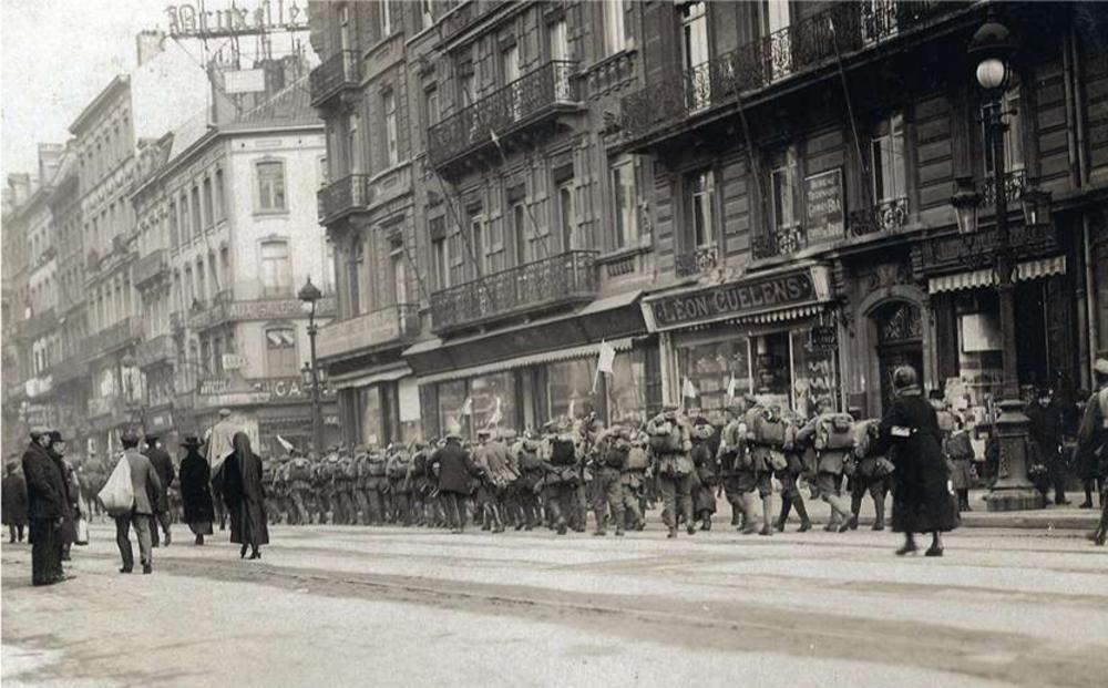 Vanaf 11 november 1918 beginnen de Duitse troepen aan hun terugtocht naar de Heimat. Alles lijkt ordelijk te verlopen. Niettemin heeft de koning in Loppem verontrustende berichten gekregen over rode vlaggen in de hoofdstad.