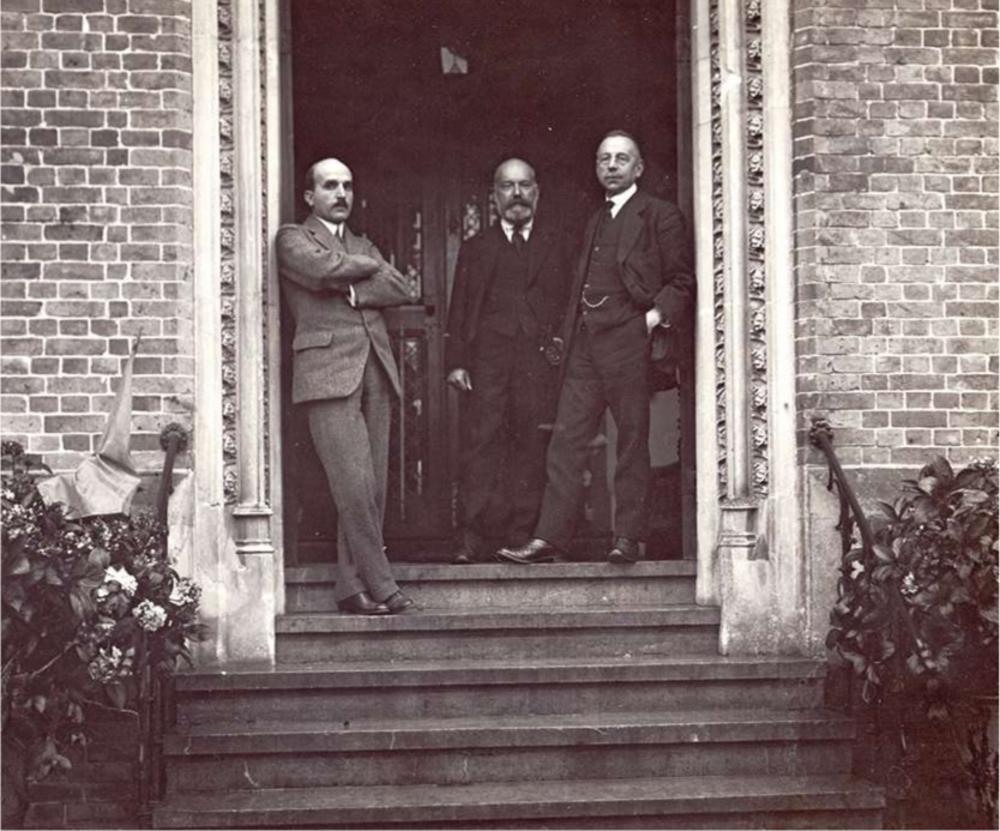 V.l.n.r.: Pedro Saura, Paul-Emile Janson en Edward Anseele tijdens een bezoek aan de koning in het kasteel van Loppem. Saura is een Spaanse diplomaat, Anseele een socialistisch en Janson een liberaal volksvertegenwoordiger.