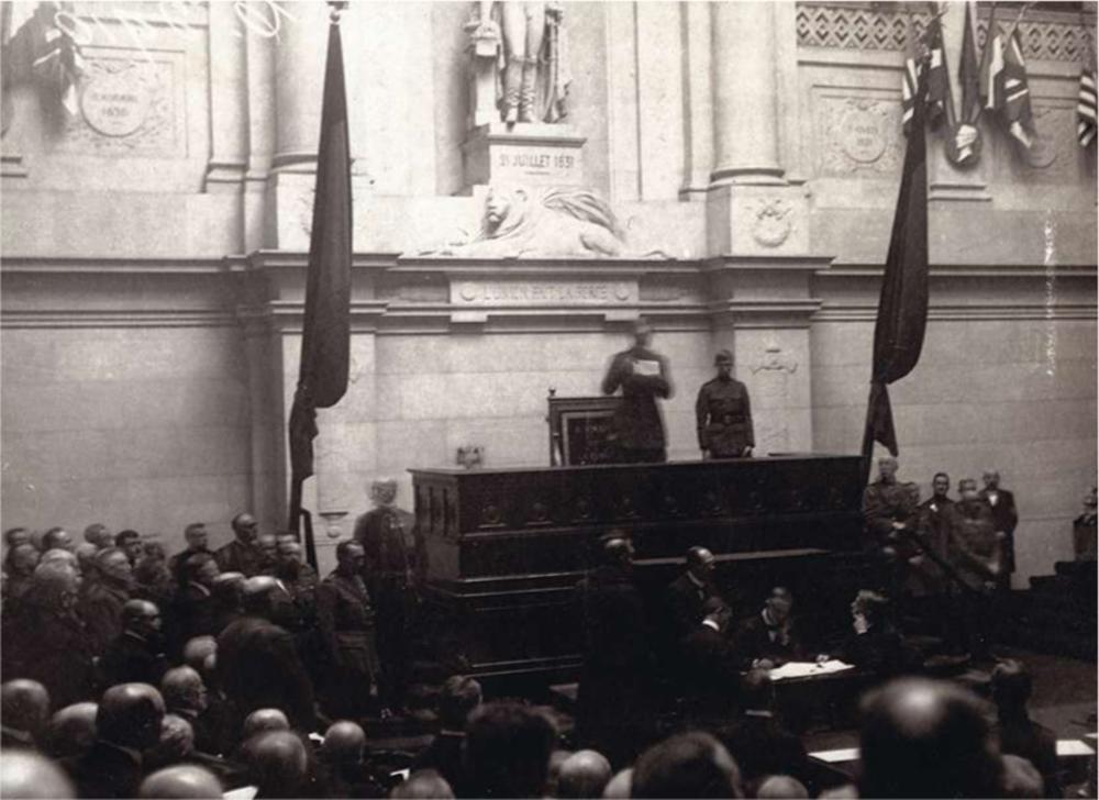 Op 22 november 1918 is de koning der Belgen terug in de hoofdstad. Hij houdt een 'revolutionaire' troonrede voor de Verenigde Kamers. Naast hem staat kroonprins Leopold.