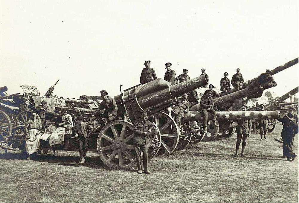 Duitse artilleriestukken, veroverd door de Britten in de sector van Amiens, augustus 1918. In maart-april waren de Duitsers er net niet in geslaagd om de stad in te nemen.