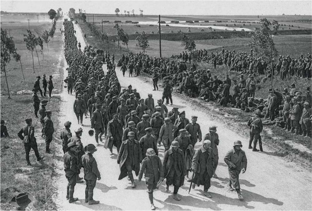 Duitse krijgsgevangenen arriveren in een kamp bij Amiens, 9 augustus 1918. Tijdens de gevechten bij Amiens zijn bijna de helft van de 75.000 Duitse verliezen te wijten aan soldaten die zich hebben overgegeven.