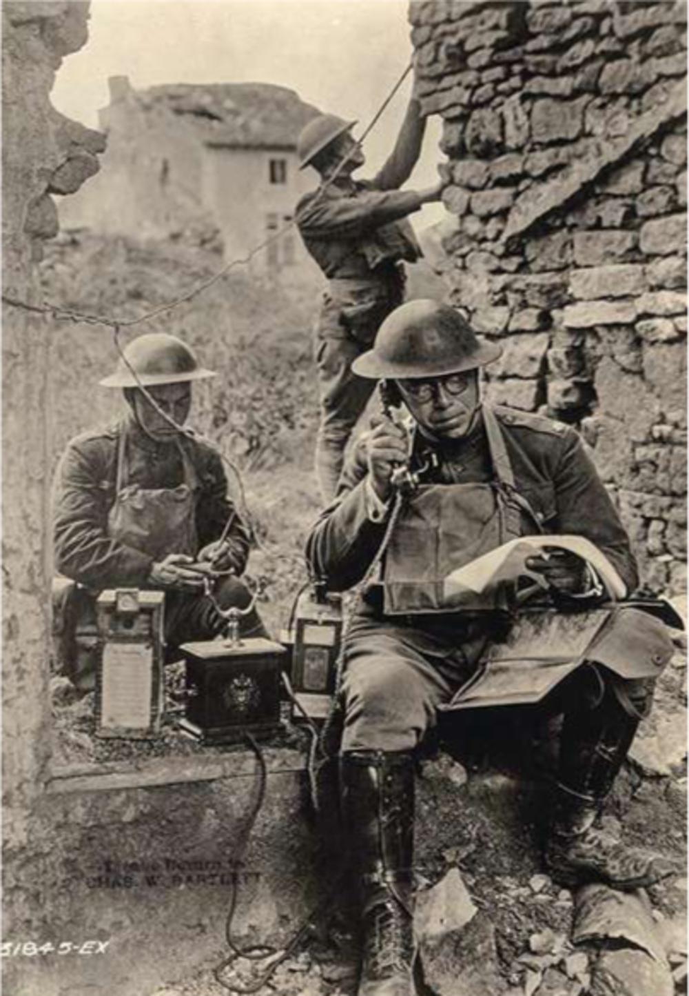 Amerikaanse officier test een door de Duitsers achtergelaten veldtelefoon na de gevechten bij Saint-Mihiel, september 1918. Hoewel de Amerikaanse aanvalsoperatie vlekkeloos verloopt, is duidelijk dat logistiek de zaken nog niet op punt staan.