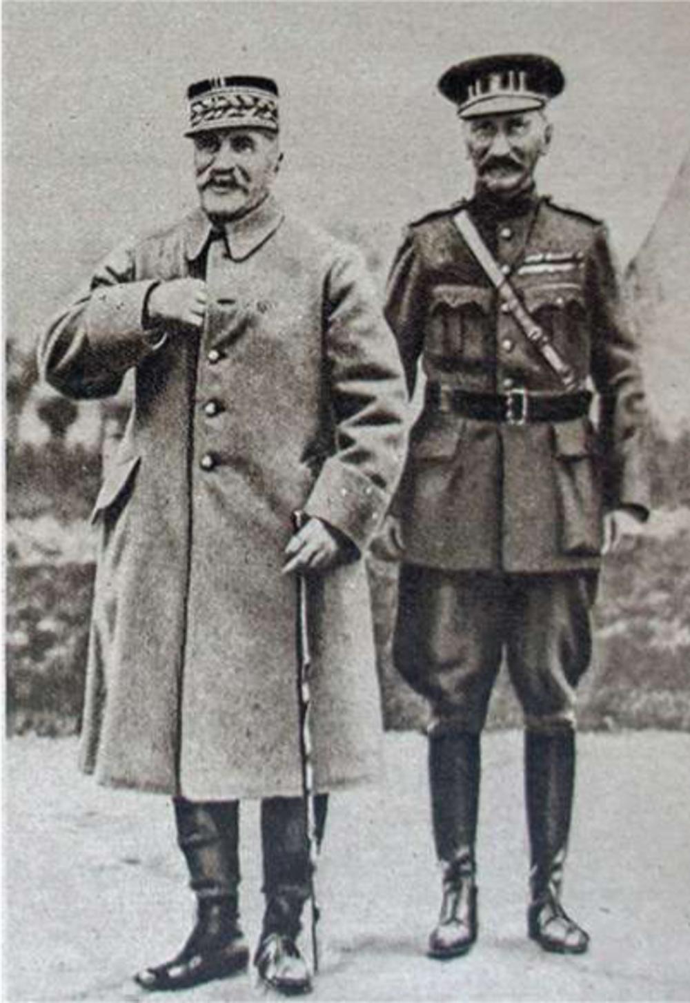 De Franse opperbevelhebber Foch (links) en de Belgische stafchef, generaal Gillain (rechts) voeren eind augustus 1918 gesprek ken over een meer actie ve rol van het Belgische leger bij de komende geallieerde aanvalsplannen.