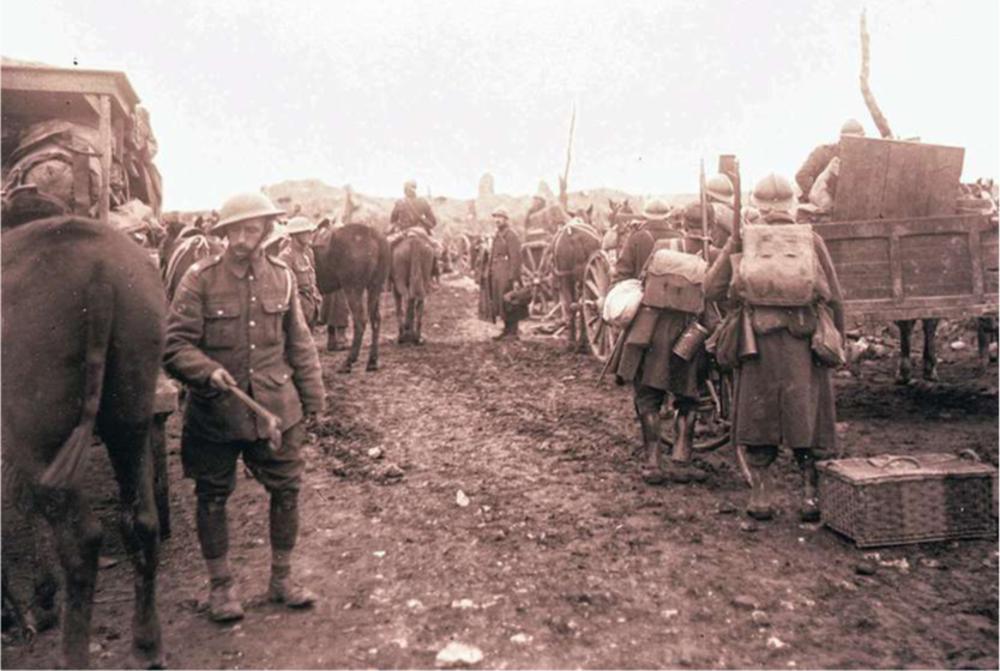Sint-Jansstraat, Zonnebeke, 28 september 1918. Achterhoede van de oprukkende Belgische troepen. Voor het eerst sinds 1914 nemen de Belgen deel aan een geallieerde aanvalsoperatie.