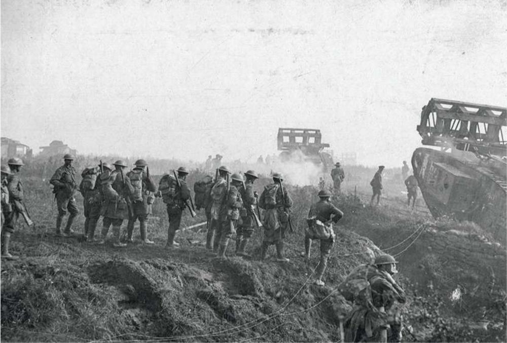 Britse Mark V tanks worden ingezet om de Hindenburgstellung in te nemen bij het kanaal van Saint-Quentin. Bellicourt, 29 september 1918.