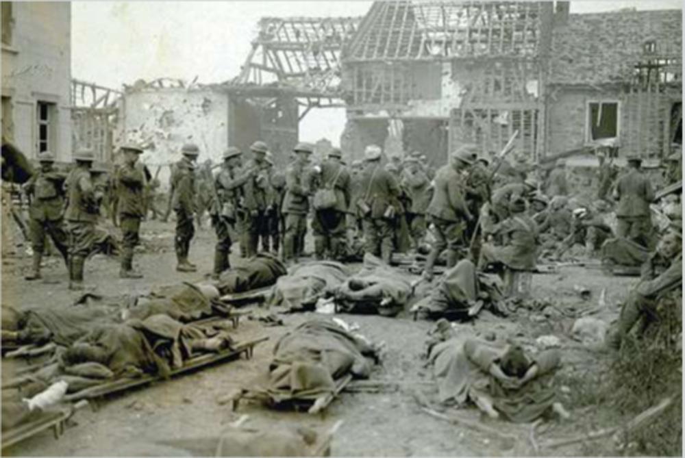 Gewonde Canadese soldaten in een hulppost tijdens de gevechten rond Amiens, augustus 1918.