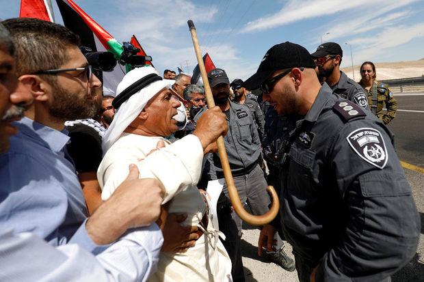 Confrontatie tussen Palestijnen en Israëlische veiligheidstroepen tijdens protesten over de sloping van het bedoeïenendorpje Khan Al-Ahmar.