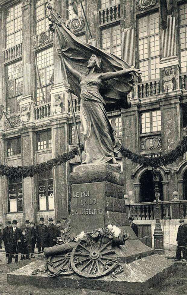 Het beeld 'La Brabançonne' van Charles Samuel op de Grote Markt van Brussel. Een bronzen exemplaar van deze plaasteren versie wordt in 1930 op het Surlet de Chokierplein geplaatst.