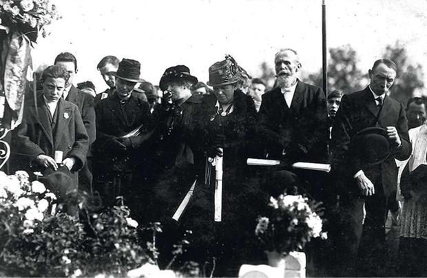 Rouwenden rond een soldatengraf in Evere. Het duurt tot 1921 voor de lichamen van aan de IJzer gesneuvelde soldaten op vraag van de familie konden teruggebracht worden naar hun gemeente van herkomst.