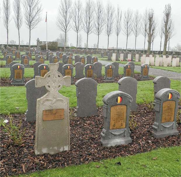Belgische militaire begraafplaats van Steenkerke, waar tijdens de oorlog een grote infirmerie was gevestigd. Hier rusten 508 gesneuvelde Belgische militairen: negen onder een Vlaamse heldenhuldezerk, de rest onder de uniforme Belgische grafsteen.