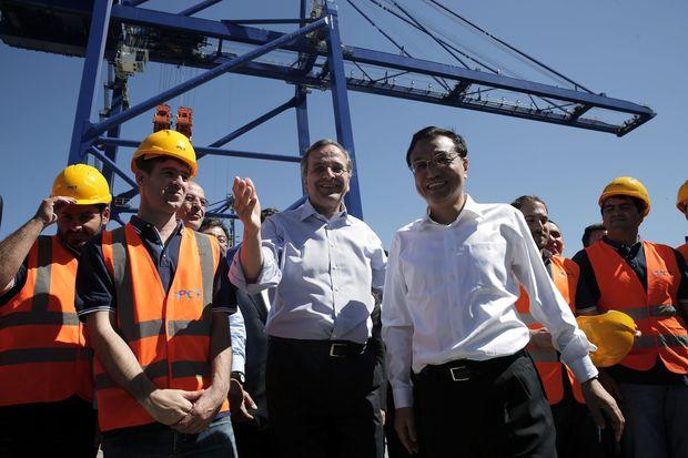 De Chinese premier Li Keqiang in 2014 op bezoek in de Griekse haven van Piraeus, voor twee derde in handen van de Chinese scheepvaartreus COSCO.