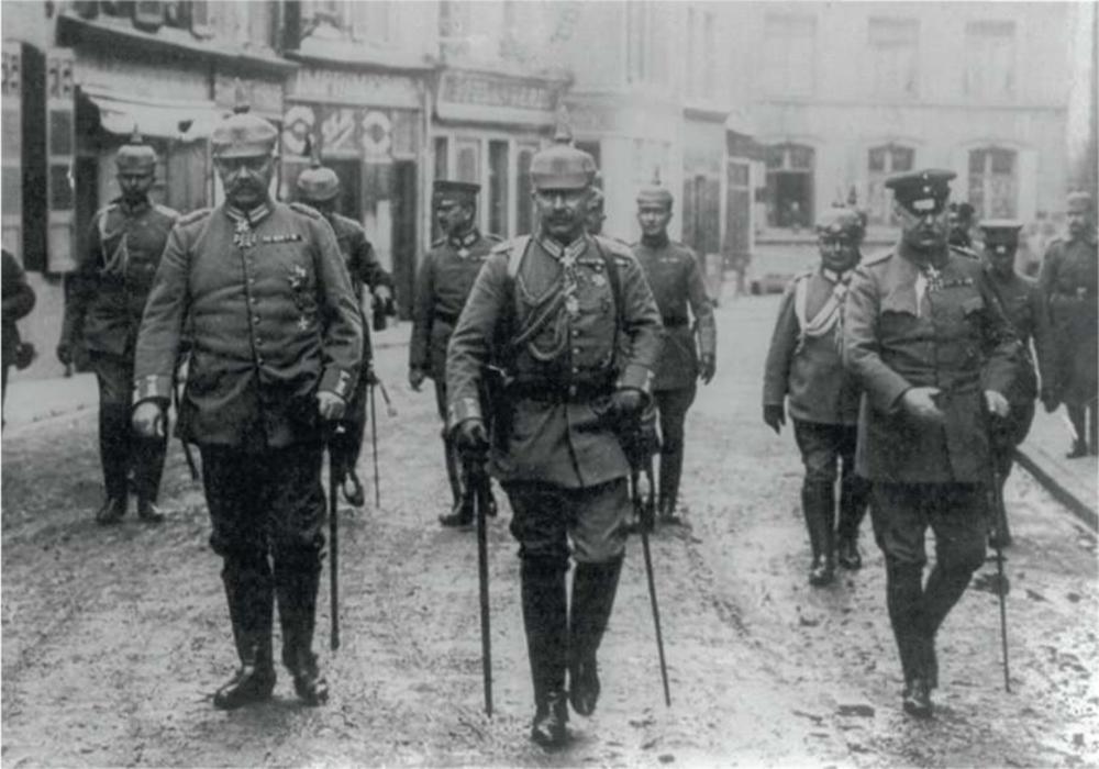 Het brein achter het Duitse aanvalsplan is generaal Erich Ludendorff (rechts). Hij is zo machtig dat hij zowel de Duitse regering, als keizer Wilhelm II (midden) en de Duitse opperbevelhebber Hindenburg (links) weet te overtuigen van het succes van de operatie. Spa, hoofdkwartier Duits leger, 1918.