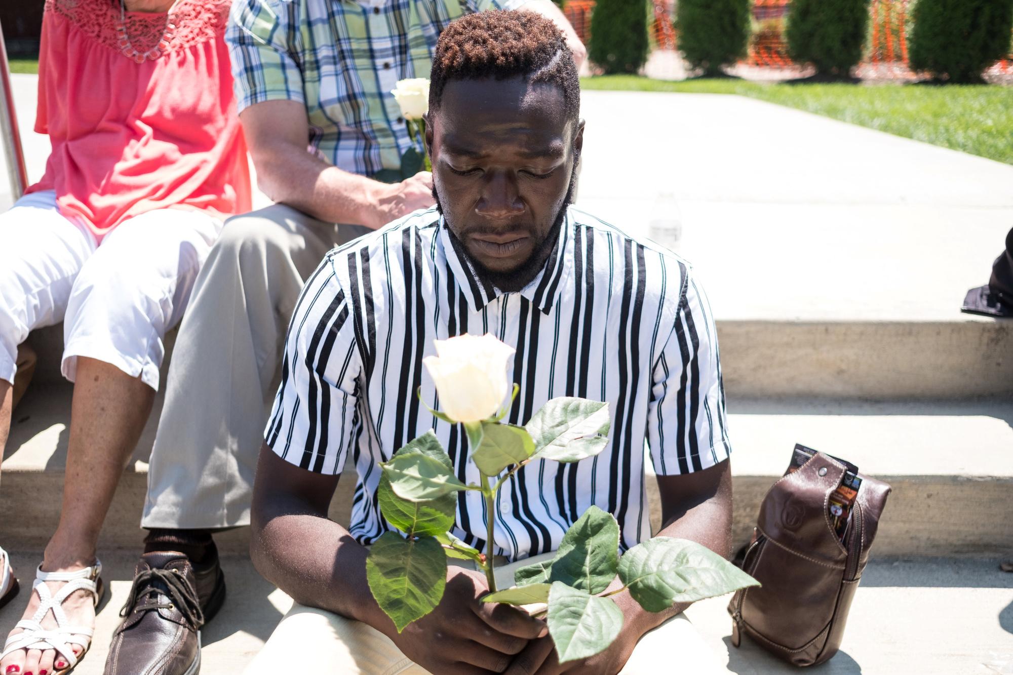 Een man herdenkt de slachtoffers van de schietpartij in Dayton, Ohio.