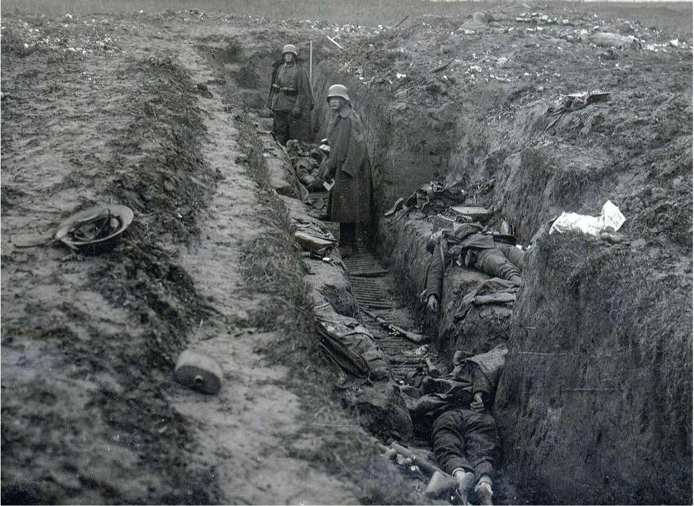 Twee Duitse soldaten (met Franse overjassen) in een loopgracht bij Chemin des Dames. In één dag tijd wisten de Duitsers dit gebied te veroveren. Vervolgens bereikten ze voor de tweede keer de Marne en bedreigden ze opnieuw Parijs, zoals in 1914.
