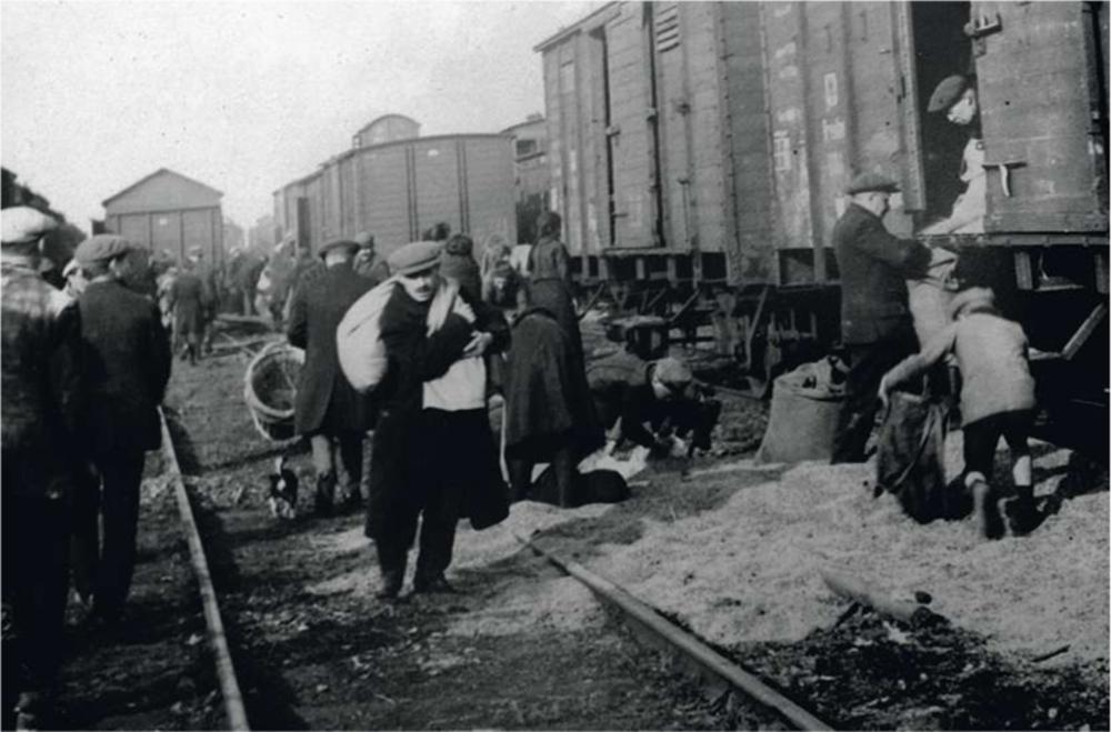 Duitsland heeft geprobeerd om België zoveel mogelijk leeg te plunderen. Hier een trein met levensmiddelen en andere goederen die klaarstond voor vertrek naar Duitsland. Belgische burgers weten wat te doen voor de geallieerde legers alles opeisen als oorlogsbuit.