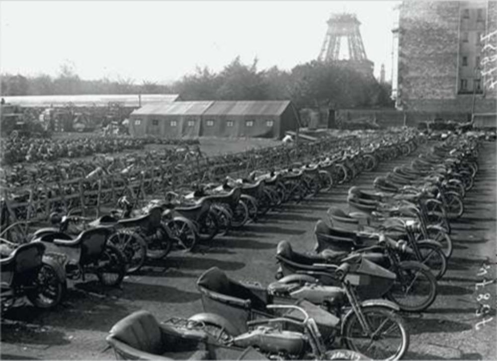 Amerikaans oorlogsmateriaal uitgestald op de Champs de Mars in Parijs.