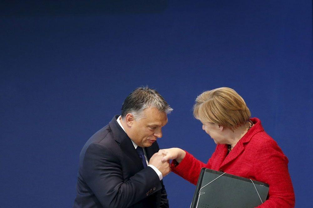 Orban kust de hand van Merkel