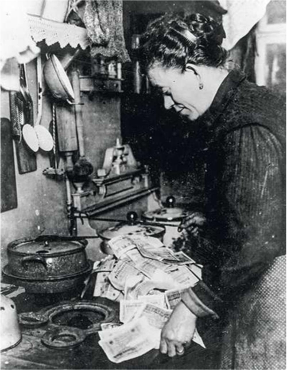 Berlijn, jaren 1920: deze vrouw stookt met Duitse marken omdat dit goedkoper is dan met het geld brandstof aan te schaffen. Een verarmde middenklasse is het beste recept voor radicialisering.