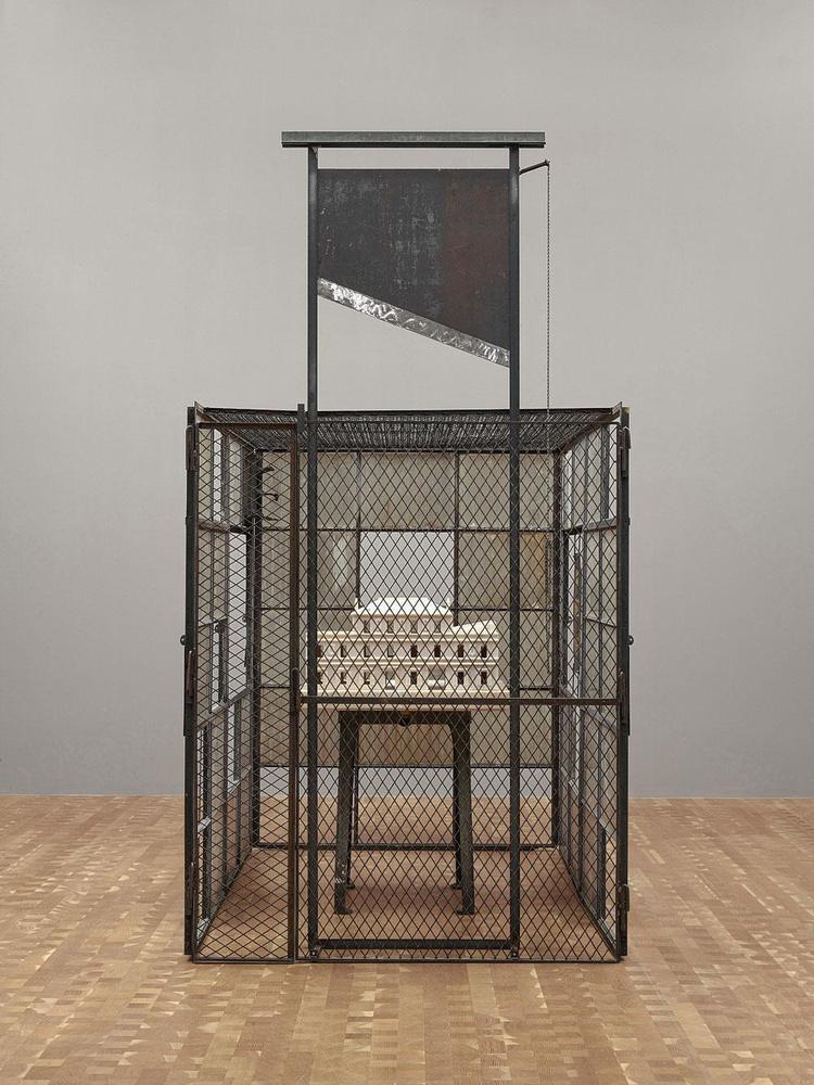 Cell, Choisy (1990-'93) Bourgeois maakte haar ouderlijke huis na, waarna ze het in een kooi plaatste, onder een guillotine.