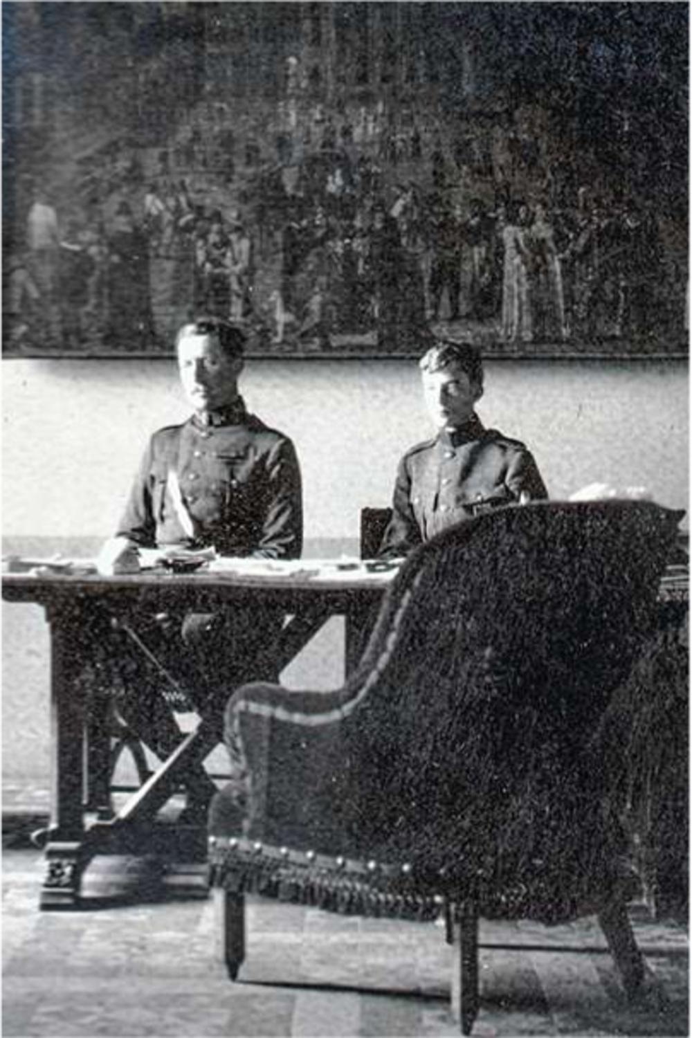 Koning Albert en zijn zoon, kroonprins Leopold, in het kasteel van Loppem, 1918. In Loppem sloot de Belgische koning een akkoord over de invoering van het algemeen enkelvoudig stemrecht voor mannen vanaf 21 jaar.